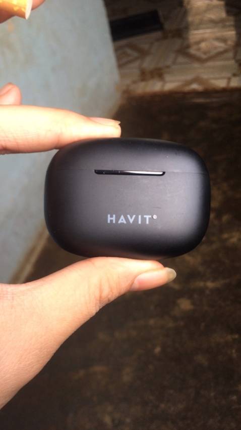 Sản phẩm ok giá hợp lí chất liệu nhựa , âm thanh tốt bass tốt , cầm khá nhẹ tay , nghe nói đeo khó rớt nhma dễ rớt đeo 1 chút là tụt ra hoài nói chung khá ổn