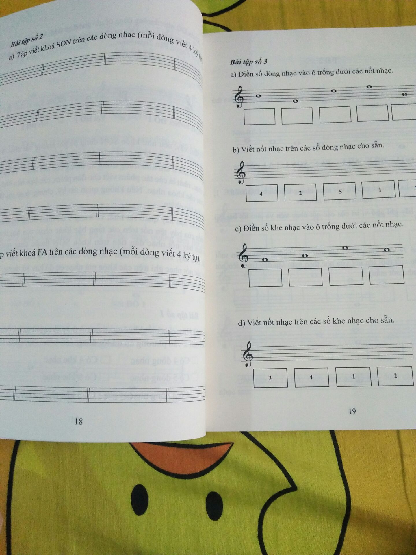 Sách tốt,đẹp👍👍dễ hiểu mong là mình có thể học và nhớ hết nhạc lý trong cuốn sách này có bài tập nữa rất tốt...nhưng tgian giao hàng lâu quá cả 1tháng mới có mong tiki xem lại,gói hàng dễ hư sách lắm.Mn nên mua sách này học nhé vừa rẻ vừa tốt 👍