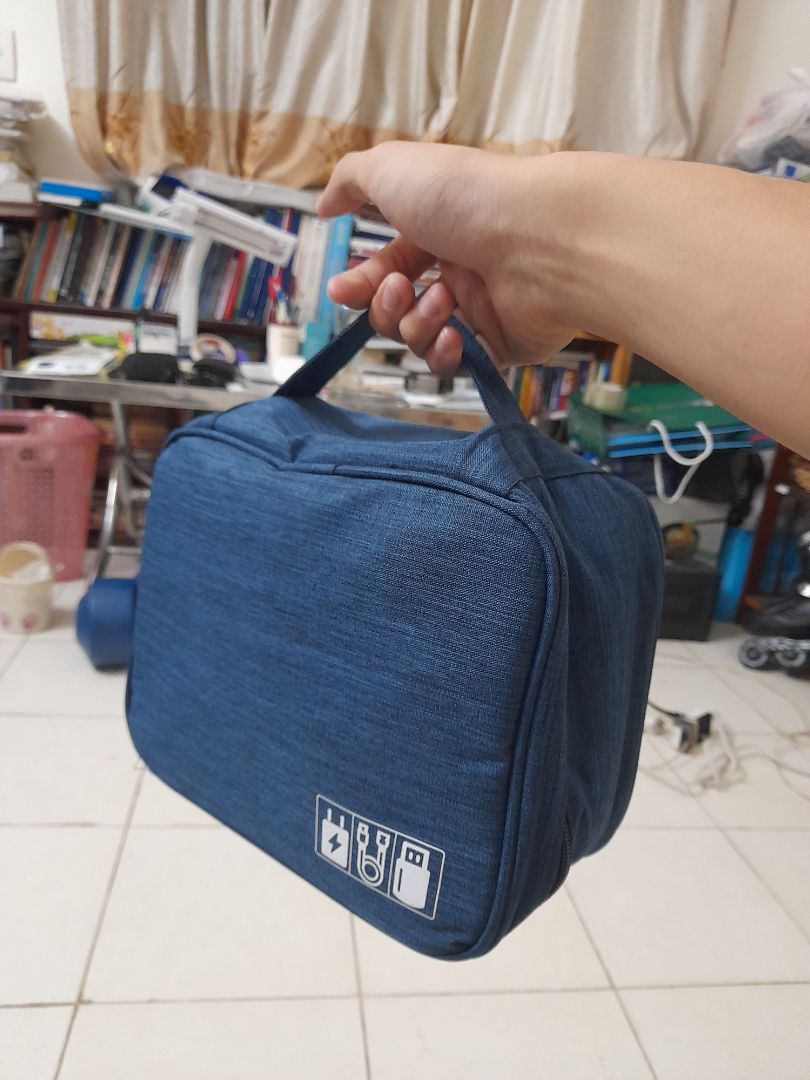Lúc mới nhận hàng thì túi đựng nhìn xẹp lép, nhưng bên trong có 3 miếng vách ngăn, khi dựng lên và bỏ đồ phụ kiện vào thì túi nhìn khác chắn chắn Màu sắc giao đúng với yêu cầu. Vẻ ngoài nhìn khá đẹp mắt. Túi cũng có dây xách tay, cầm lên rất tiện lợi. Hơi thất vọng ở chỗ là túi hơi khó sắp xếp cục sạc laptop, muốn đựng ngay ngắn thì phải tháo rời dây cắm khỏi cục adaptor ra. Nói chung mình đánh giá khá hài lòng.
