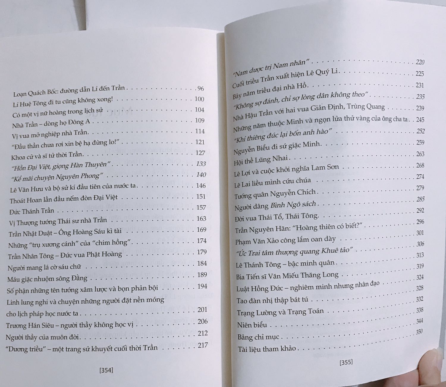 Sách đẹp, nội dung hấp dẫn, văn như kể chuyện chứ không khô khan như chính sử. Ai thích bộ “Việt Sử giai thoại” của Nguyễn Khắc Thuần thì cũng sẽ thích bộ này nha, hay từ tựa sách “Sử ta - chuyện xưa kể lại”! Tập 2 này viết về thời Lý - Trần - Hồ - Hậu Trần - Lê Sơ, do rất thích đoạn sử huy hoàng này nên mình quyết định chọn mua cuốn này đầu tiên. Sẽ tậu tiếp 3 cuốn còn lại cho đủ bộ! Đáng đọc và sưu tầm!!!