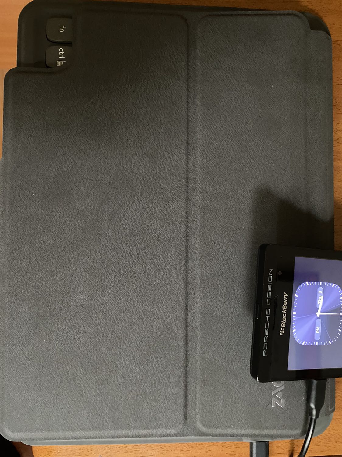 Giao hàng nhanh, hàng chính hãng. Tuyệt vời về thiết kế. Sẽ đánh giá chất lượng sau thời gian sử dụng