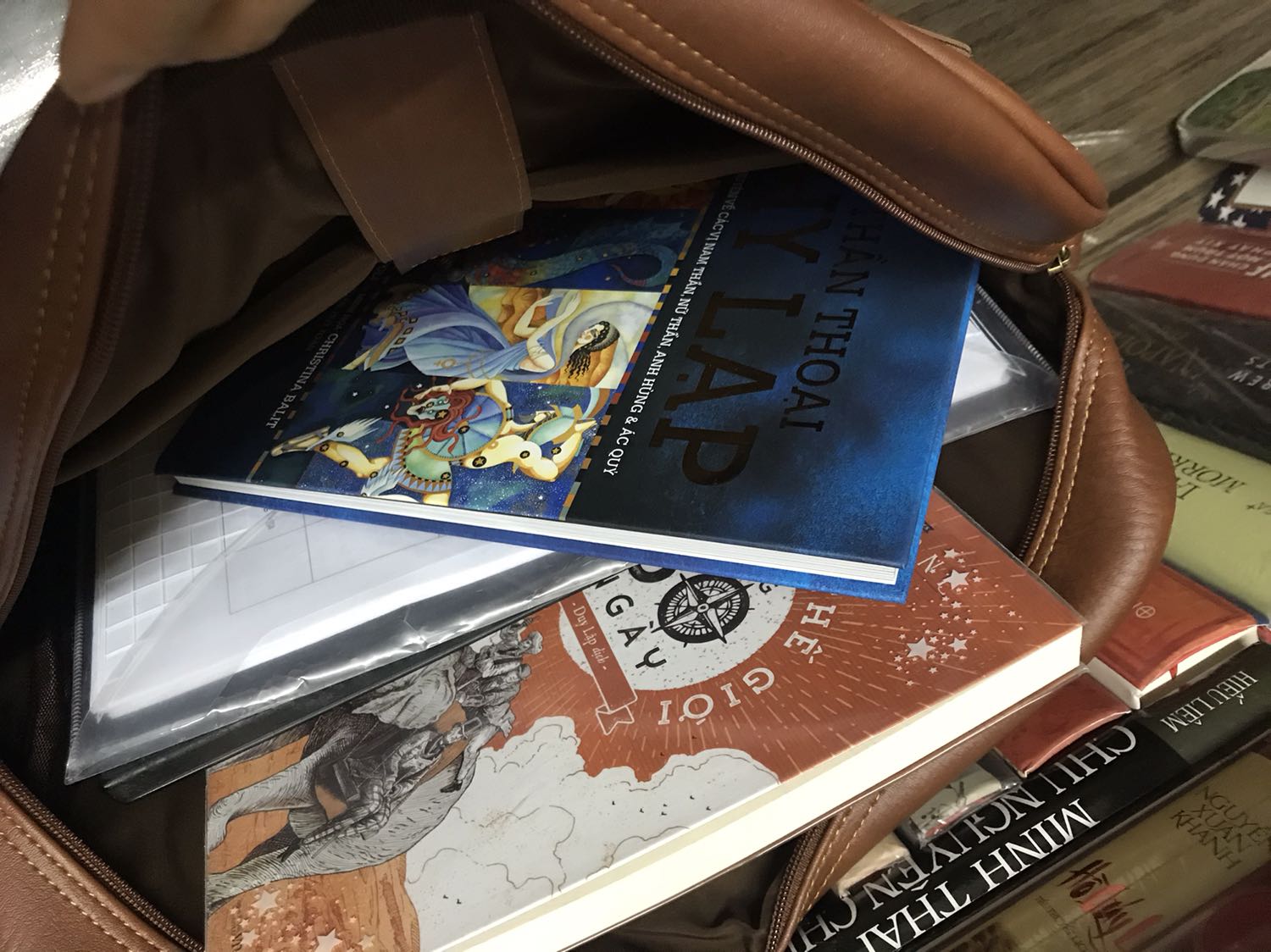 Hàng nhận được rất đẹp, chất lượng ok lắm nhé, da xịn, đường may chắc chắn, chất liệu tốt, màu tươi sáng mình rất thích. 
Mua đúng dịp sale lại có mã giảm giá và Tiki xu nên mua giá 150k rất rất hài lòng!