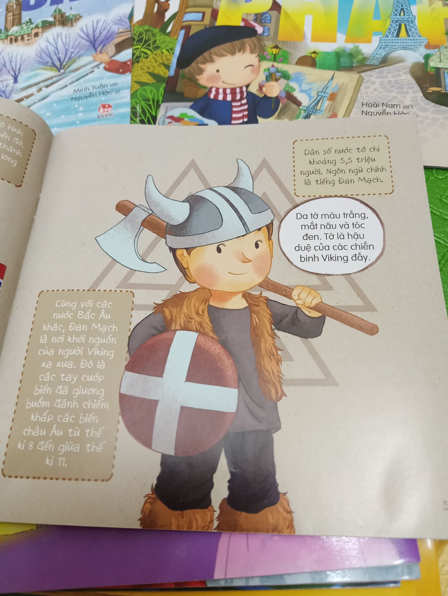 Nên mua sách ạ, sách thú vị lắm.