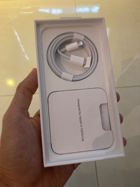 Hết xẩy nha anh chị em! Camera đẹp, màn hình siêu đẹp, cầm gọn không nặng tay, màu trắng cũng đẹp cực! Tiki giao nhanh hết hồn, giao hàng giá trị có mã OTP nhận rất yên tâm, hộp cũng có chống sốc đầy đủ. Nói chung mua Tiki rất sướng!