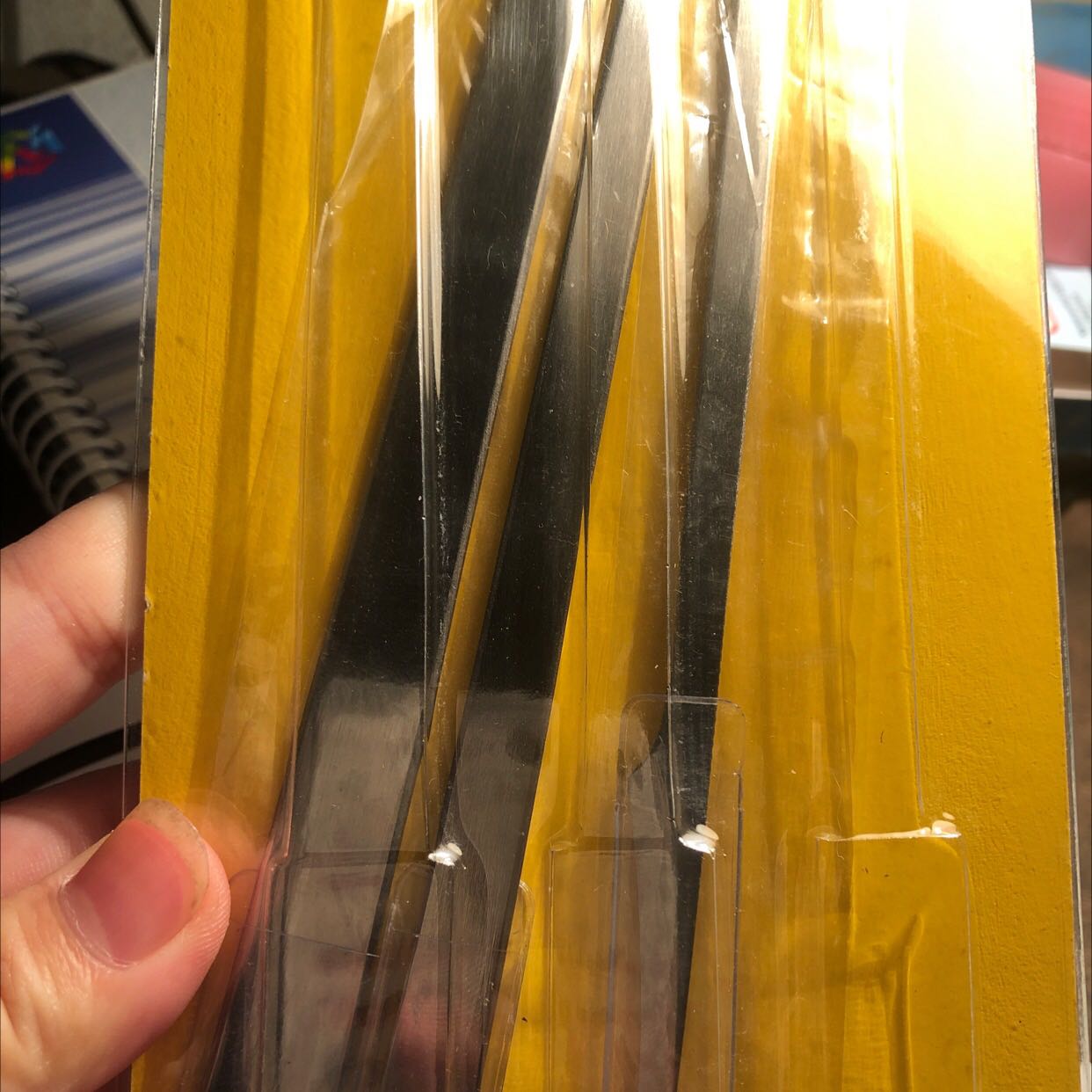 Dao chắc chắn sắc mà an toàn lắm mn, k cảm giác dễ chảy máu như dao dọc giấy. Quá okee