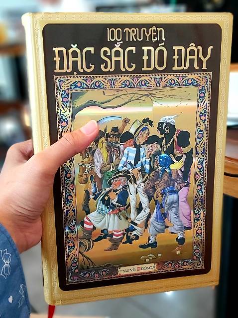 -	Dịch vụ: Giao hàng cực nhanh. Đóng gói chắc chắn, thùng carton vừa khít sách, dán băng keo kĩ. Sách mới, nguyên seal, cực đẹp. Tóm lại ngoại quan sáng ngời ngời. Anh shipper lịch sự. 
-	Hình thức: Bìa cứng, hai lớp, in sắc nét, bìa ngoài có mạ vàng. Giấy vàng, thơm, độ dày giấy tương đối, sờ mịn và êm tay. Chữ in rõ nét, đều màu, không lem hay nhạt. Tóm lại, hình thức được Đông A trau chuốt kĩ từ ngoài vào trong.
VÔ CÙNG HÀI LÒNG
