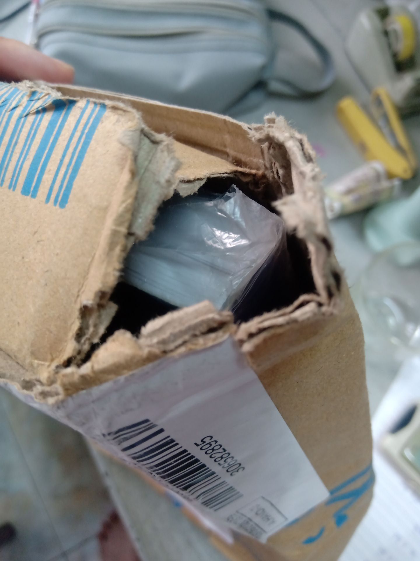 lúc giao đến hộp rách nát, còn bị thủng lỗ?
sách bị bẩn (mốc?) đôi chút