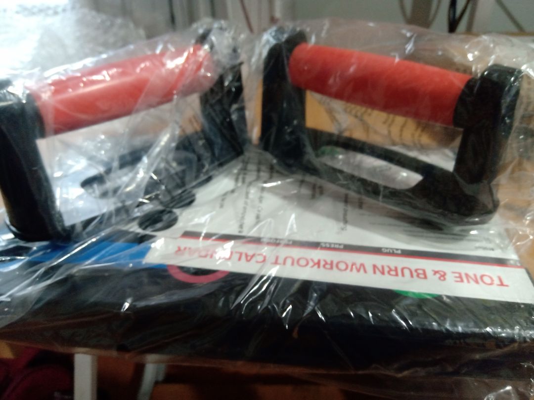 hàng khi ship tới thì hộp đã bị hư hỏng khá nhiều. Chắc do về vấn đề vận chuyển mùa dịch nên hàng hư hại cũng may không hỏng hóc bên trong, nhờ tiki xem lại phần mày giùm mình nhé. Về sản phẩm thấy chắc chắn, giống quảng cáo :)) nhưng chất lượng xem qua là okay đấy, còn bền lâu hay không là chuyện khác. Thử xong sẽ rõ. Cảm ơn nhà cung cấp, Tiki và các anh shipper nhé. Mọi người vất vả rồi ạ