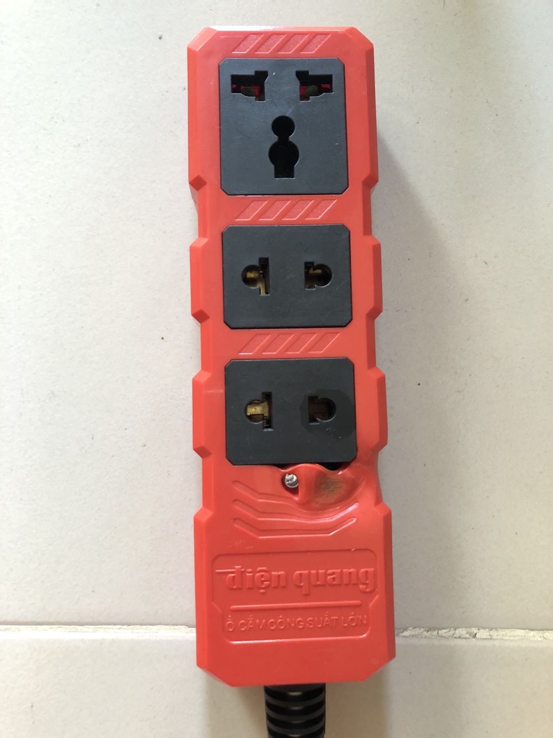 Chỉ cắm 1 bếp điện thôi mà cháy luôn cái ổ cắm 4000w. Ổ cắm chất lượng tệ, xài được 1 tháng là hỏng rồi ?