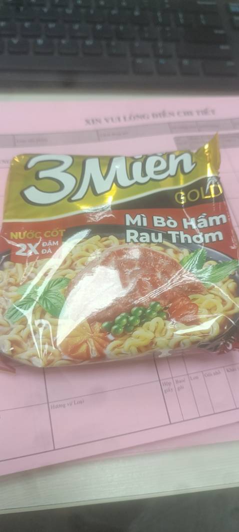 Mì thơm ngon hương vị tựa omachi sốt bò hầm, co dieu do van chuyen mạnh hay sao gói mì hơi bể, du sao cug cam on tiki