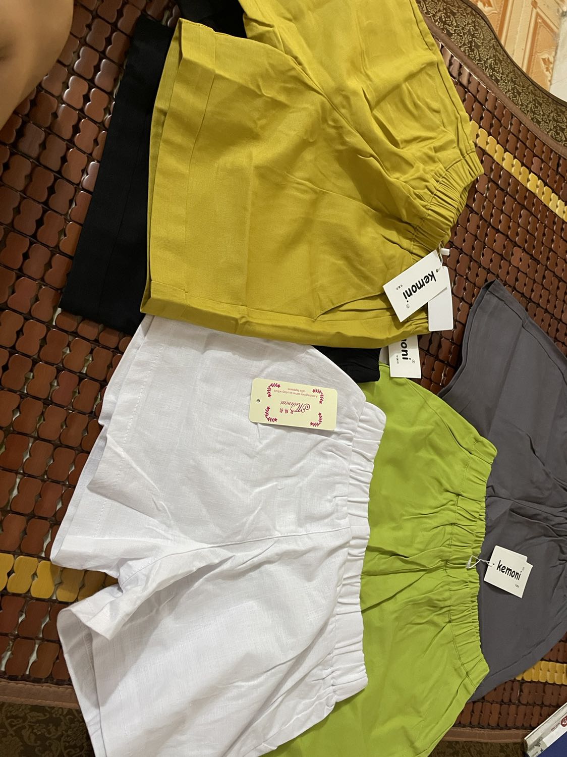 Đặt 5 cái giao 4 cai đúng mẫu còn 1 cái khác mẫu, ko nói đến chất lượng kém hơn. Thắc mác thì shops trả lời do hàng nhập nhiều nên đợt sau vải hơi khác mong thông cảm. Thục sự lý do ko thể chấp nhận vì ko hề có thông báo trước khi mình nhận hàng. Từ nào rất tin tưởng tiki về vấn đề kiểm tra trước khi giao hàng cho khách. Hôm nay thực sự thất vọng. Mọi người xem hình đánh giá hộ mình