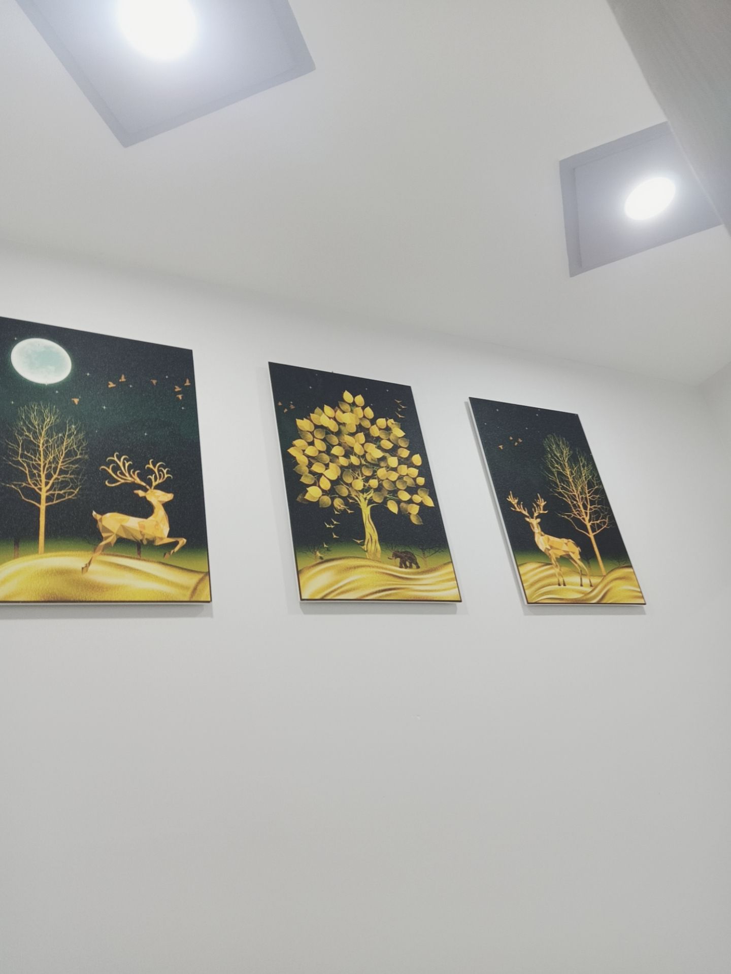 hàng quá đẹp ,tranh chất lượng tốt,có điều đóng gói kĩ quá làm mất 10p mới mở xong....tóm lại là tuyệt vời