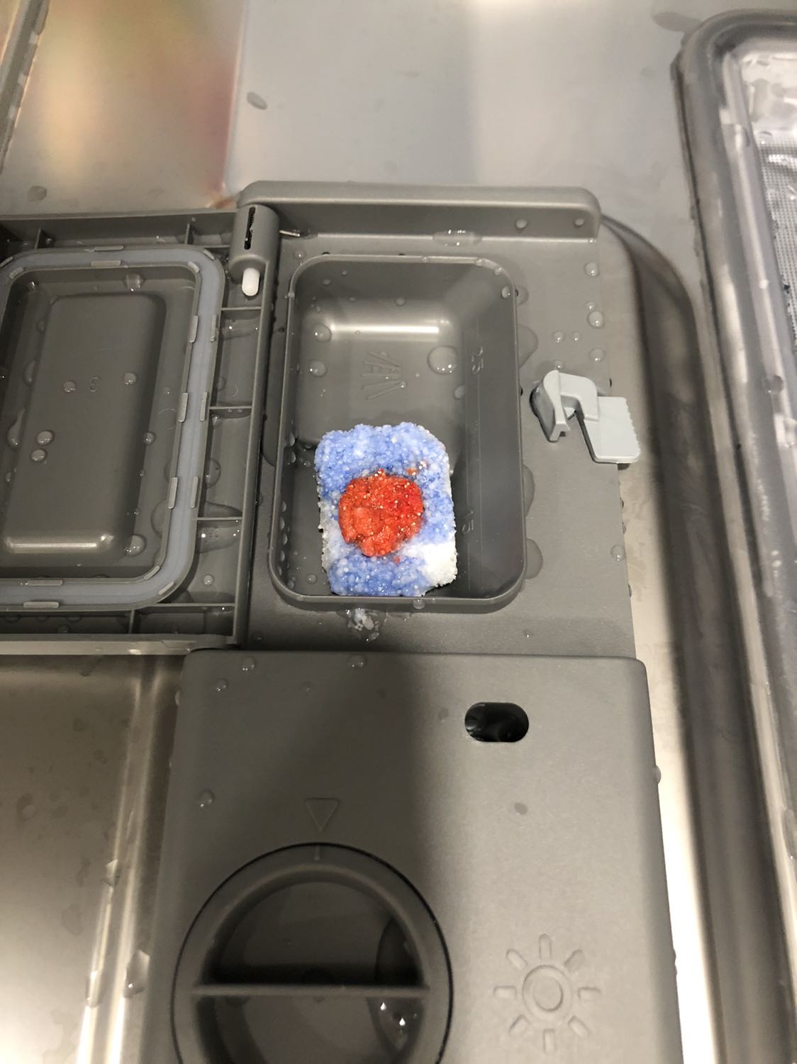 Tôi đã rửa 1 lần rồi thử thêm 1 lần nữa nhưng viên rửa vẫn còn nguyên như vầy. Sau đó tôi mua viên của Sunlight chỉ cần rửa 1 lần là tan hết & chén bát rất sạch. Shop cho biết lý do vì sao? Nếu sản phẩm kém chất lượng tôi sẽ báo Tiki để hoàn trả vì không thể để khách hàng không hài lòng như vậy. Xin chào!