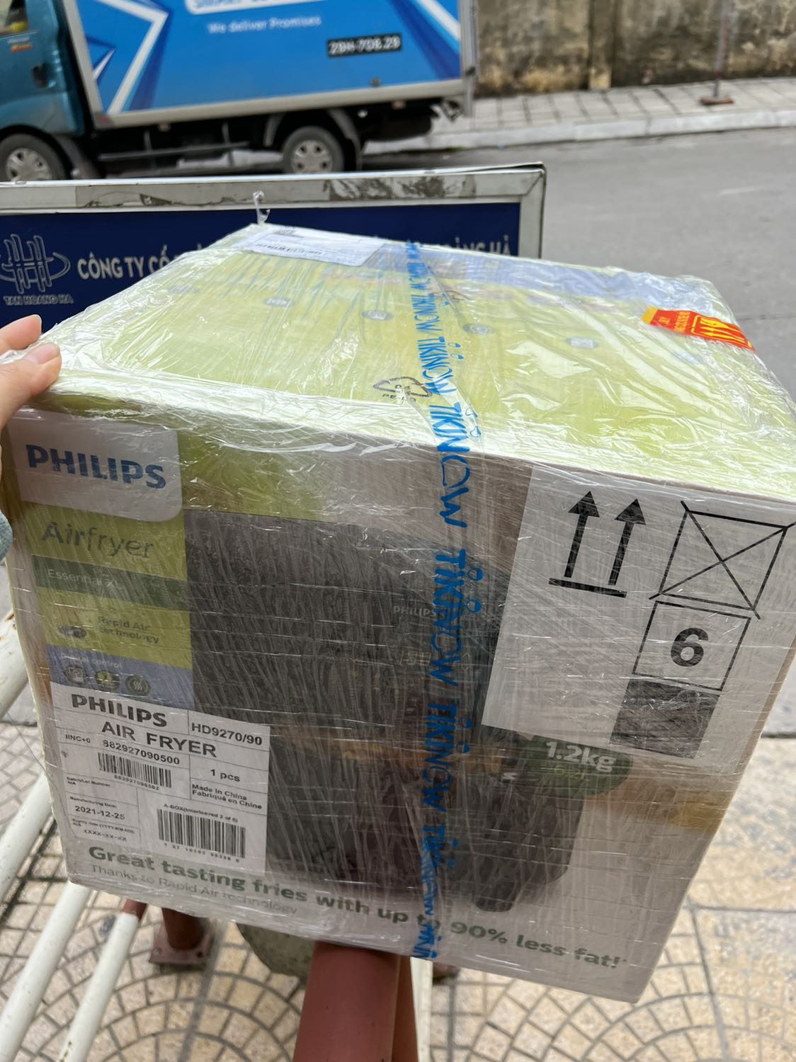 Sp dùng chín nhanh, mềm trong và giòn ngoài, tuy nhiên m vẫn phải lật 1 xíu , 4 lít nhưng cũng vừa đủ gia đình 4-5 người ăn. M rất ưng cách chăm sóc khách hàng của Tiki, đổi trả ngay sau 3 ngày. Tuy nhiên ko biết do 2 nồi m mua hay do cấu tạo nồi mà phía nắp bên trái nồi m cứ thấy nó ko khít lắm.