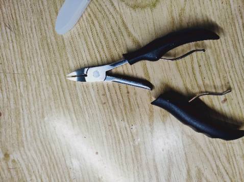 Kềm ổn nhé mọi người, phần lưỡi không láng lắm, phần cắt không có vấn đề. Hợp để cắt móng cái.

Cập nhật: trung bình mình dùng mỗi tuần một lần thì vài lần đã bung cán rồi. Cán chỉ gài vào chứ không thấy vết dán hay ghim ốc gì cả