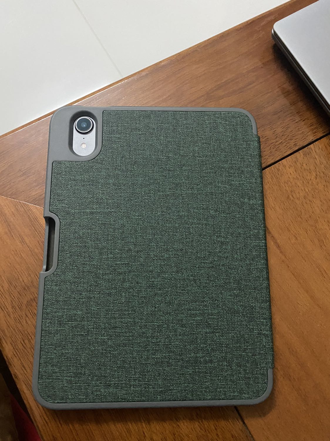 Nếu bạn k phải là người khắt khe về chất lượng thì cover này dùng đc; và nếu k dùng bút thi k nên mua cover này vì tự dưng nó thừa 1 lổ nhỏ nhìn buồn cười và bụo bẩn dễ lọt vào Nếu bạn k phải là người khắt khe về chất lượng thì cover này dùng đc; và nếu k dùng bút thi k nên mua cover này vì tự dưng nó thừa 1 lổ nhỏ nhìn buồn cười và bụo bẩn dễ lọt vào