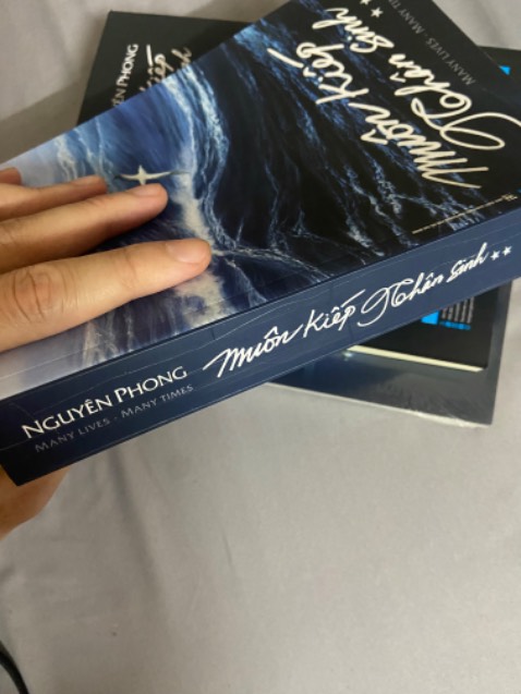 Mình không chỉ đọc mà còn có sở thích sưu tầm sách. Chính vì vậy mình mong những quyển sách nhận được nó là đẹp nhất chứ không phải rách và toàn vết dao nham nhở ở gáy sách như này. Trước giờ mình đặt sách ở đây có bao giờ tồi như này đâu mà sao giờ đây chán vậy. Đặt cả bộ 3 quyển mà không có quyển nào lành lặn cả.