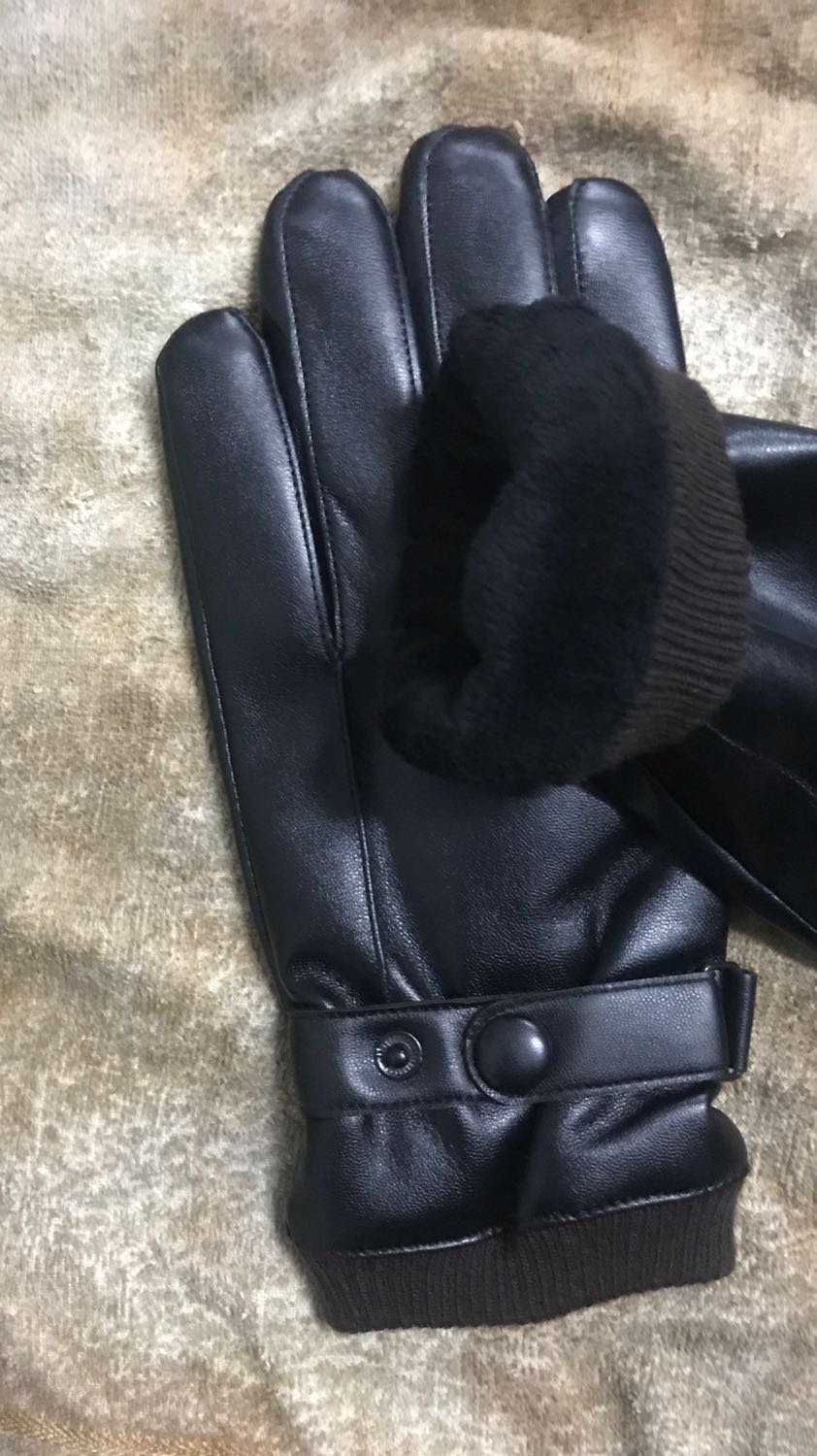 Găng tay da ấm áp. Mua về đúng đợt rét đầu mùa dùng thích ghê. Đi mưa khá ổn không sao cả. Lớp lông bên trong làm găng tay mềm mại dễ chịu. Da co giãn tốt đeo cũng rất thoải mái nữa ý. Sản phẩm tốt đánh giá 5 sao. Cảm ơn shop và tiki