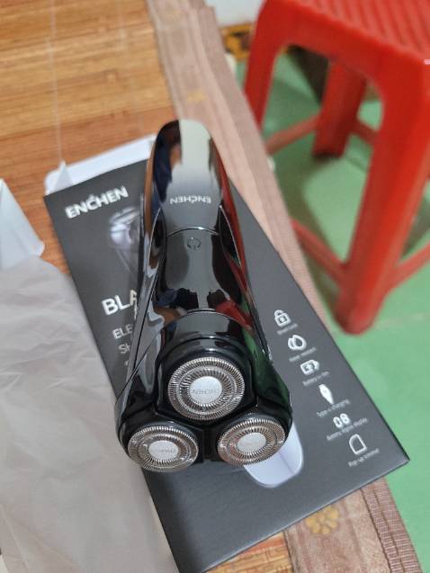 2 năm trước tui có mua một cái y chang mà làm hư rồi. Giờ mua lại. Dùng đã, pin trâu. Mà tại tui hay bỏ ba lô đi du lịch nên nhét vào nhét ra nó hư luôn. Nay rút kinh nghiệm bỏ vô hộp rồi cho vô ba lô.