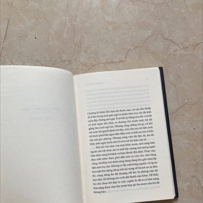 sản phẩm rất đẹp, bìa cứng, áo ôm. cuốn này mình mua do Fahasa giao. rất nhanh, ổn lắm mọi người ạ. 
về nội dung thì mình đọc cũng hứng thú. do thích cách tác giả viết trong "mãi đừng xa tôi" nên quyết định mua cuốn này. 

mong là trải nghiệm với "tàn ngày để lại" cũng tốt như thế 🤓