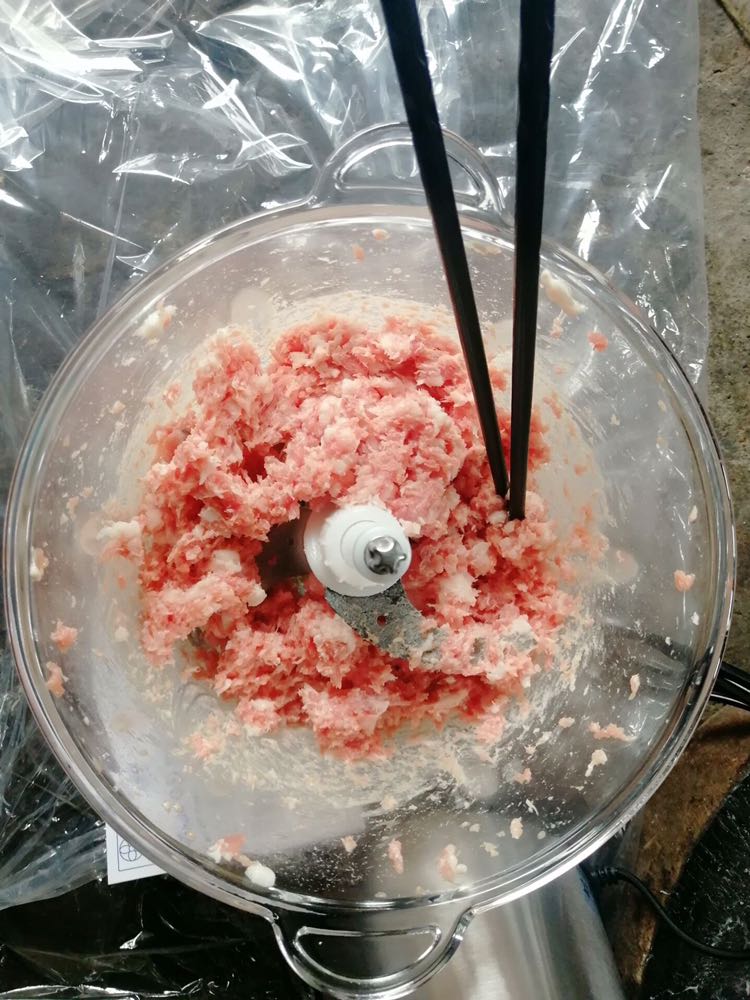 Hàng chính hãng, đóng gói cẩn thận, phụ kiện đầy đủ, cho mình hỏi nếu muốn bảo hành thì mình mang đến trung tâm bảo hành hay có nhân viên đến lấy??