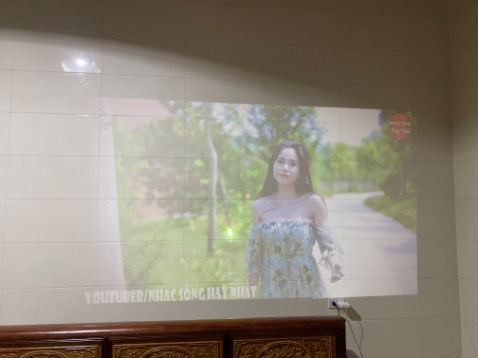 Hình ảnh khá tốt. Nhưng phải tắt điện có điện thì hơi mờ. Âm thanh cũng lớn.  Ko pit bền ko