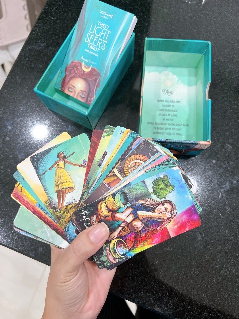 Bài chính hãng bản quyền Công ty Az VietNam. Có sách hướng dẫn kèm trong hộp. Bài size nhỏ vừa tay cầm, mình lại thích dùng size này hơn size gốc vì size gốc thì lá bài to quá, cầm cứ bị rớt bài. Hình ảnh đẹp, màu in tươi tắn. Hộp đựng đẹp và cứng cáp, nhưng lá bài thì không dày lắm.