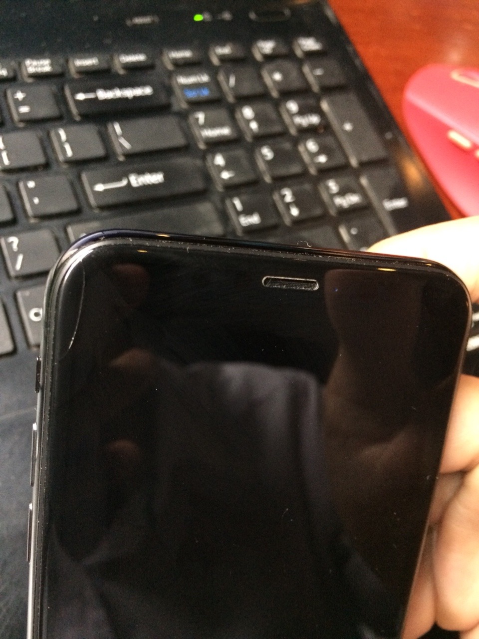 Mình chỉ ấn nhẹ mà đã vỡ ngay góc. Chất lượng kém.