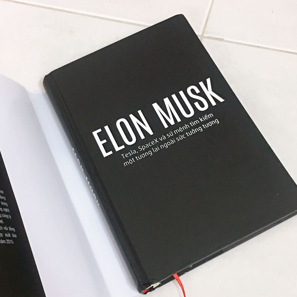 Elon Musk không đơn giản chỉ là người giàu nhất thế giới!

Một người thông minh, đọc cực kì nhiều sách, và đam mê vũ trụ từ bé. Hiện nay rất hiếm có CEO về công nghệ lại có lượng kiến thức về hàng không vũ trụ siêu đẳng như Musk. 

Mình học được từ Musk là anh ấy làm việc liên tục, học đúng với ngành mình thích, kiên trì với mục tiêu của mình dù có khi anh đã muốn phá sản. Cuộc đời của Musk mình nghĩ anh cũng đã nếm thử qua những thứ cay đắng nhất: ba mẹ ly dị, mất con, bị bệnh xém mất mạng, bị đồng nghiệp chơi xấu, bị bạn học đánh, xích mích với vợ đầu, có một tuổi thơ khắc nghiệt khi sống với cha. Tất cả đã tạo nên Musk ngày hôm nay

Musk không phải thông minh mà là quá thông minh, đôi khi phô trương, nhưng không bao giờ từ bỏ giấc mơ của mình. Anh biết bản thân cần làm gì để đạt được điều mình muốn, nếu có một vấn đề Musk chưa biết về tên lửa, Musk sẽ tuyển một kỹ sư giỏi nhất phỏng vấn, và âm thầm học những điều đó. Anh rất chịu khó tìm kiếm những người giỏi nhất trong lĩnh vực của họ và tuyển về cho công ty của mình và trực tiếp phỏng vấn họ kể cả người lao công

Cuốn sách có nhiều thuật ngữ về ngành hàng không, tên lửa nên mình phải đọc 2,3 lần mới có thể hiểu được. Nhưng nói chung là một cuốn sách rất hay! Mình rất hâm mộ Elon Musk , anh là một trong những CEO mình thích nhất! 

Cuối cùng, sách dày, nặng, bìa sách đẹp, bọc bên trong là cuốn sách theo style tối giản. Đọc xong có thể làm decor góc tủ cũng đẹp