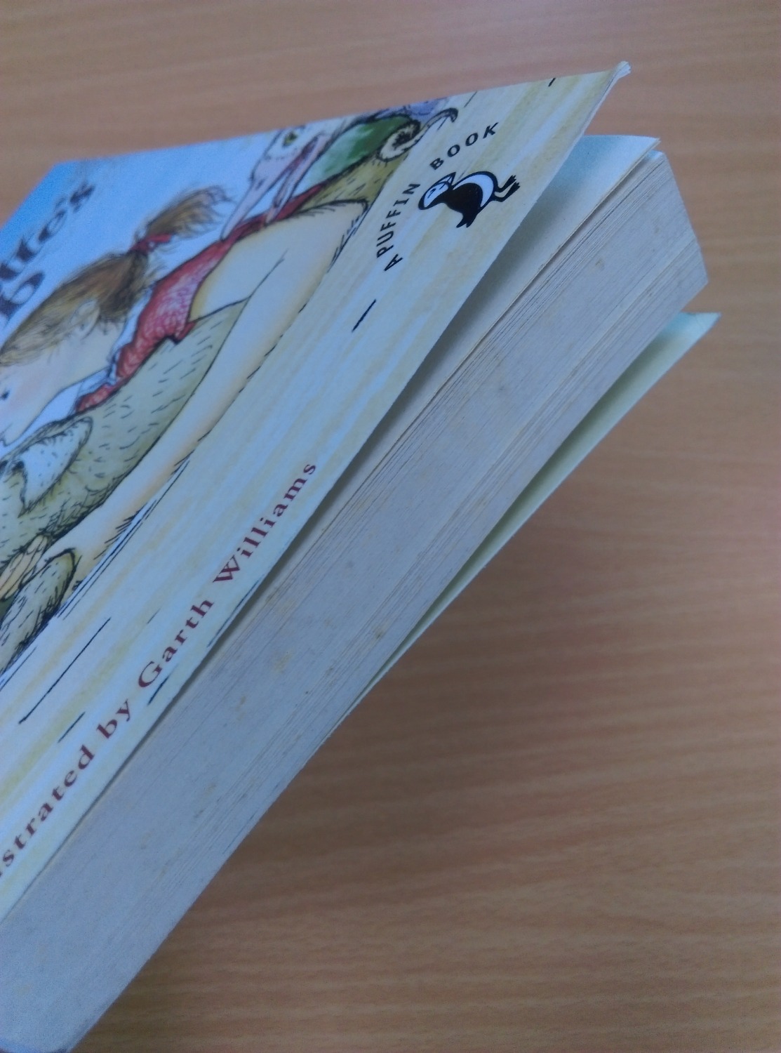 Dạo này Tiki bảo quản sách không tốt, sách ngoại văn thường giá cao đáng ra nên được bảo quản cẩn thận hơn, khách hàng mua sách vào dịp flash sale (giá tầm 130k), sau đó nhân được một cuốn sách bề ngoài không chấp nhận được: sách bị ẩm nên cong hết cả giấy, nấm bẩn cả 3 cạnh trên dưới dọc.
Còn về nội dung sách rất hay, chữ dễ đọc, chất giấy xốp nhẹ mình thích, đúng sách ngoại văn có khác, in đẹp mà Tiki bảo quản chán dẫn đến mất hết giá trị cuốn sách.
Mua 1 cuốn ngại thủ tục đổi trả hàng chờ đợi lâu nên không hoàn trả. Mất khách hàng quá :(