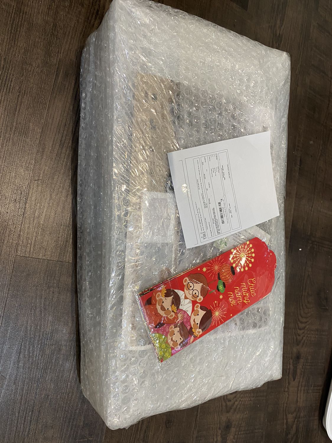 Hộp giày đẹp, chất lượng. Giao hàng nhanh. Đóng gói cẩn thận. Tuy nhiên, nam châm hít không tốt nên cứ hở cửa. Mối nối giữa các hộp giày dễ rớt, không chắc chắn.