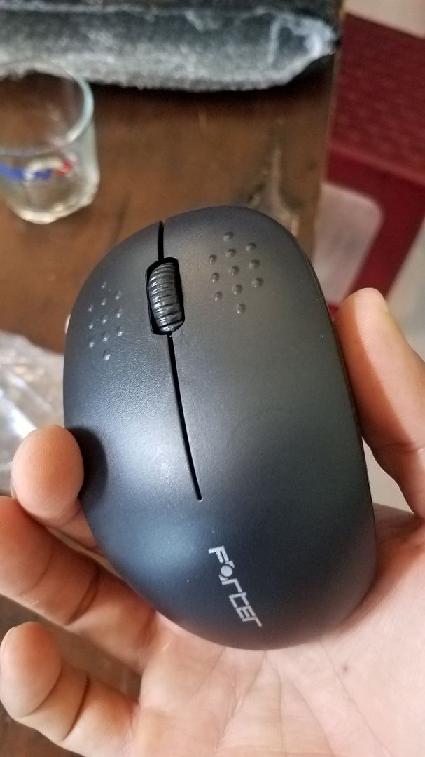 chuột giá rẻ, hoàn thiện không tốt: nhựa hôi kiểu tái chế, khe pin ko tốt, các điện cực không cố định, lắp pin khó khăn, nắp đậy sau đó ko chặt, bị hở (như trong ảnh). shop thông cảm 3 sao về sản phẩm + 1 sao vì nhiệt tình tư vấn lịch sự lúc mua một số sản phẩm trong đơn hàng.