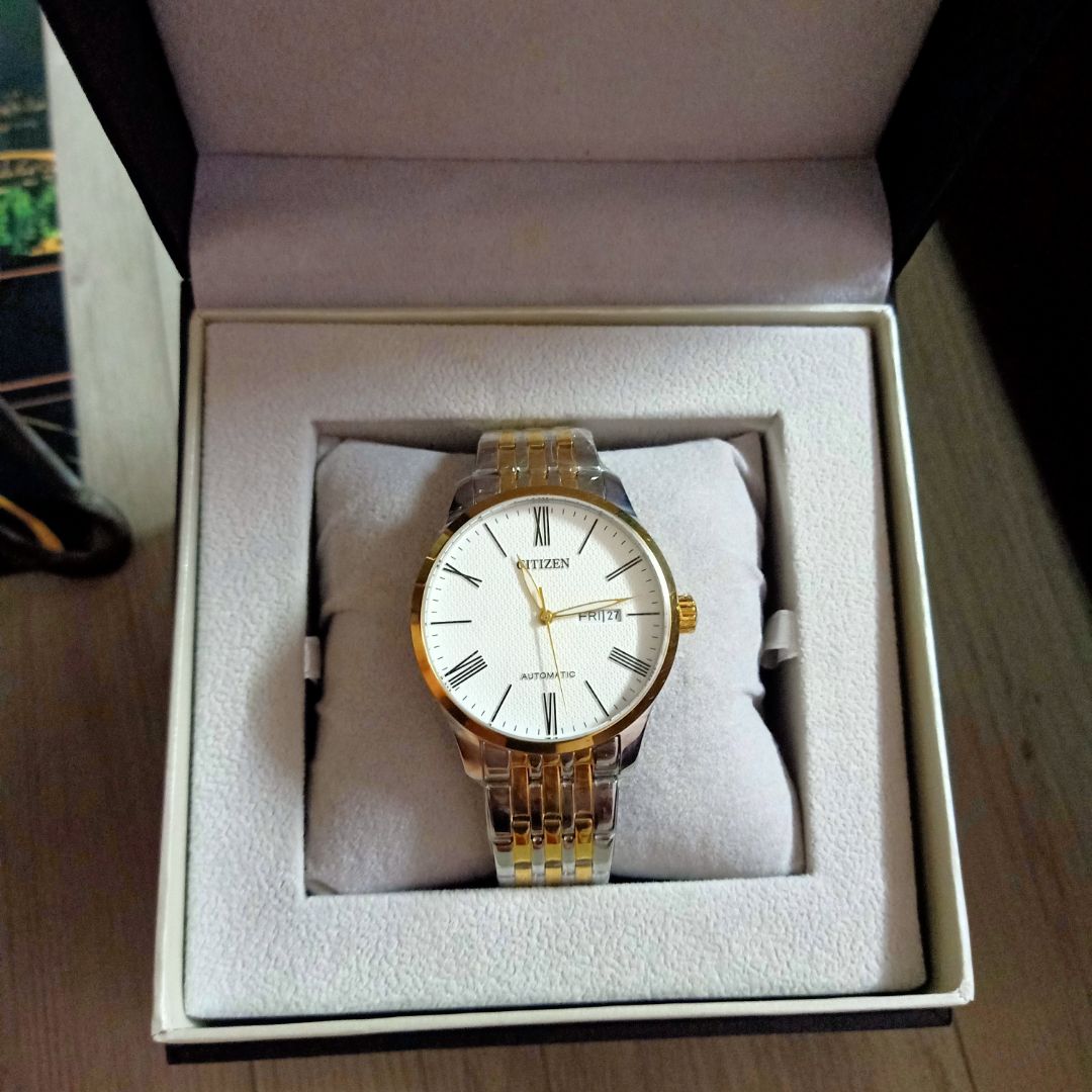 đồng hồ siu đẹp lun mn ạ,chính hãng nhé ,có bảo hành đàng hoàng,shop tư vấn nhiệt tình ,giao hàng nhanh chóng.Đồng hồ bên ngoài đẹp lắm không hiểu sao điện thoại e chụp k đẹp