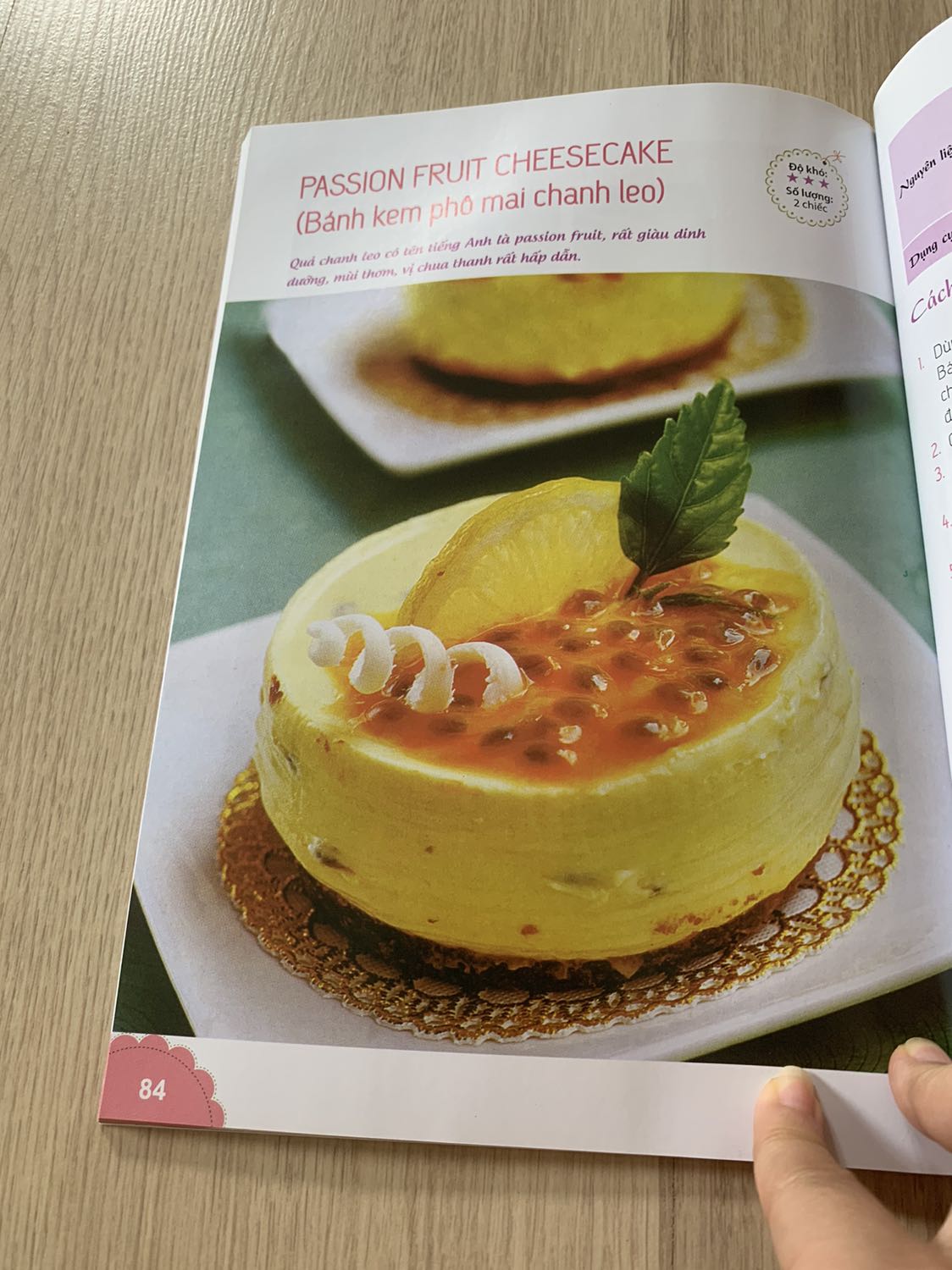 Nội dung hay,có hình ảnh cụ thể từng bước,người nào mới bắt đầu làm bánh cũng dễ làm theo.chất lượng giấy rất tốt.nói chung là 1 cuốn sách chất lượng mà giá lại rẻ