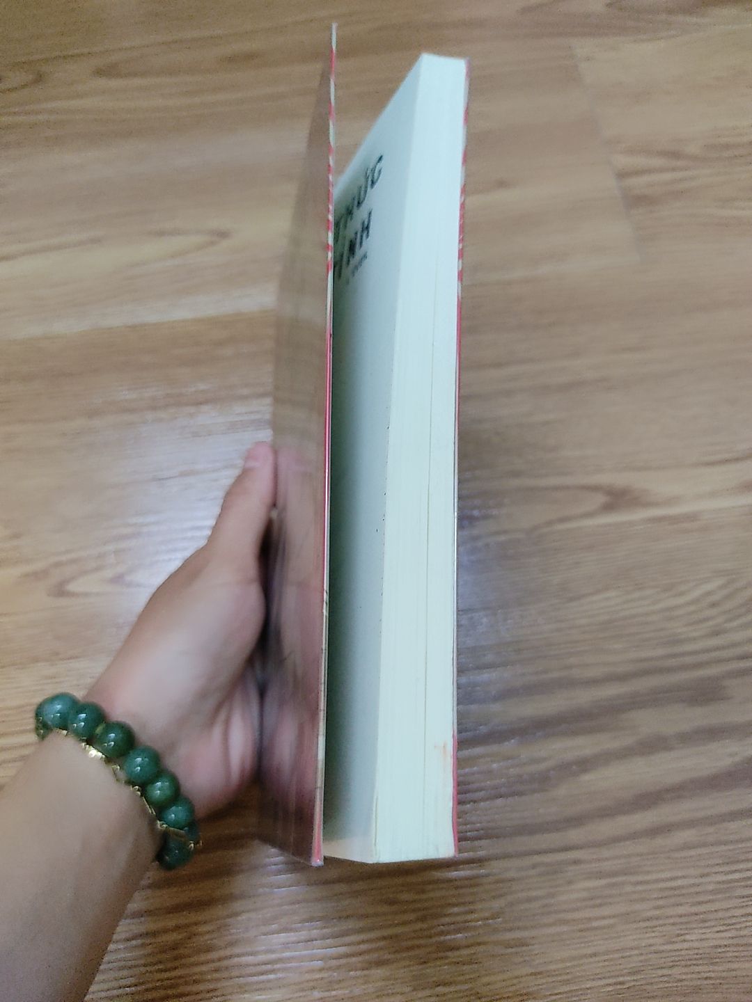 Sách được bọc bao kiếng nên sạch đẹp. Này là mình tự bao sách bằng giấy kiếng.