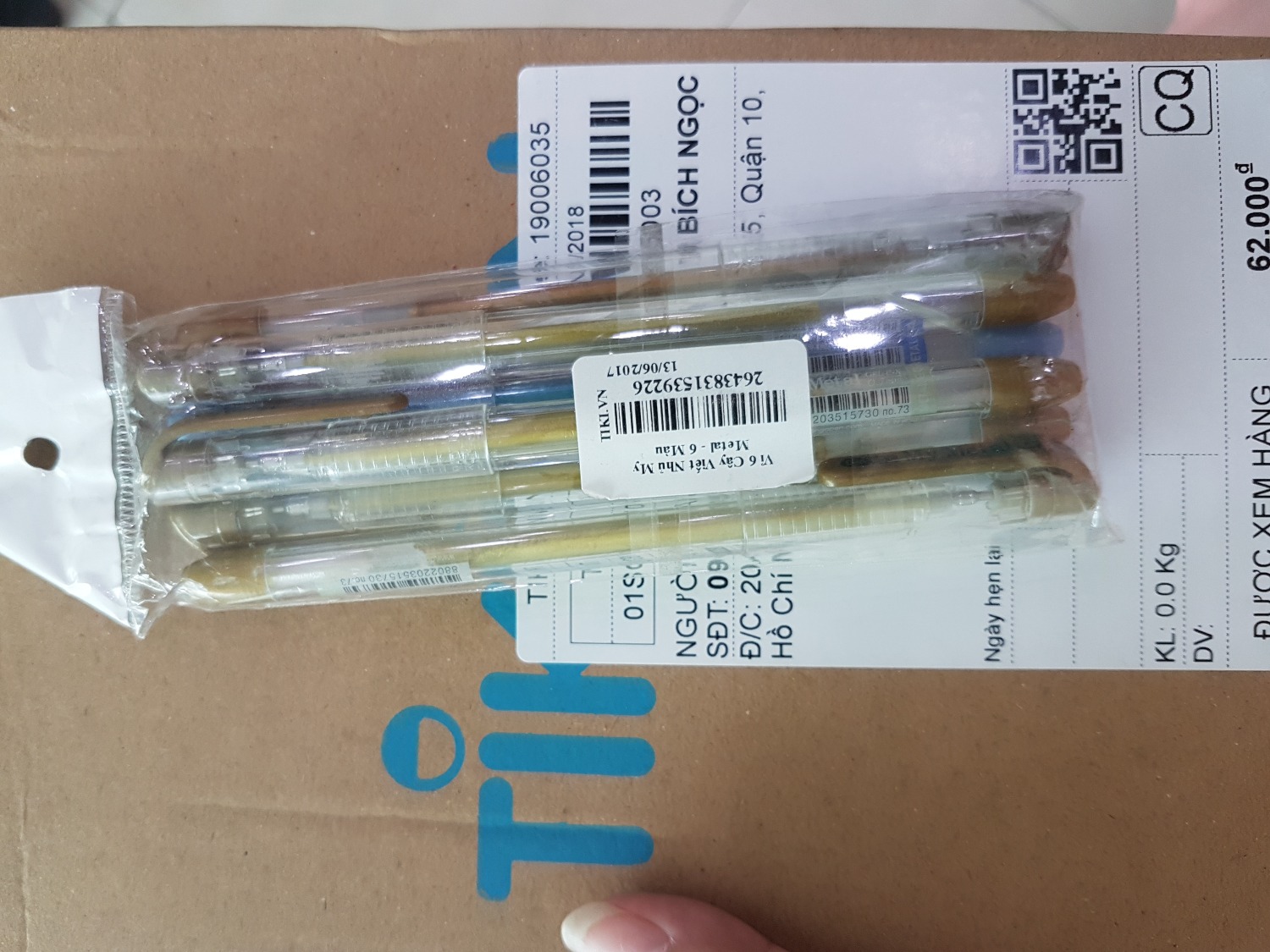 Đồng ý là Tiki giao màu ngẫu nhiên nhưng ít nhất phải là các màu khác nhau chứ.1 bộ 6 cây mà đưa hết 5 cây màu vàng đồng thì làm sao xài đây.