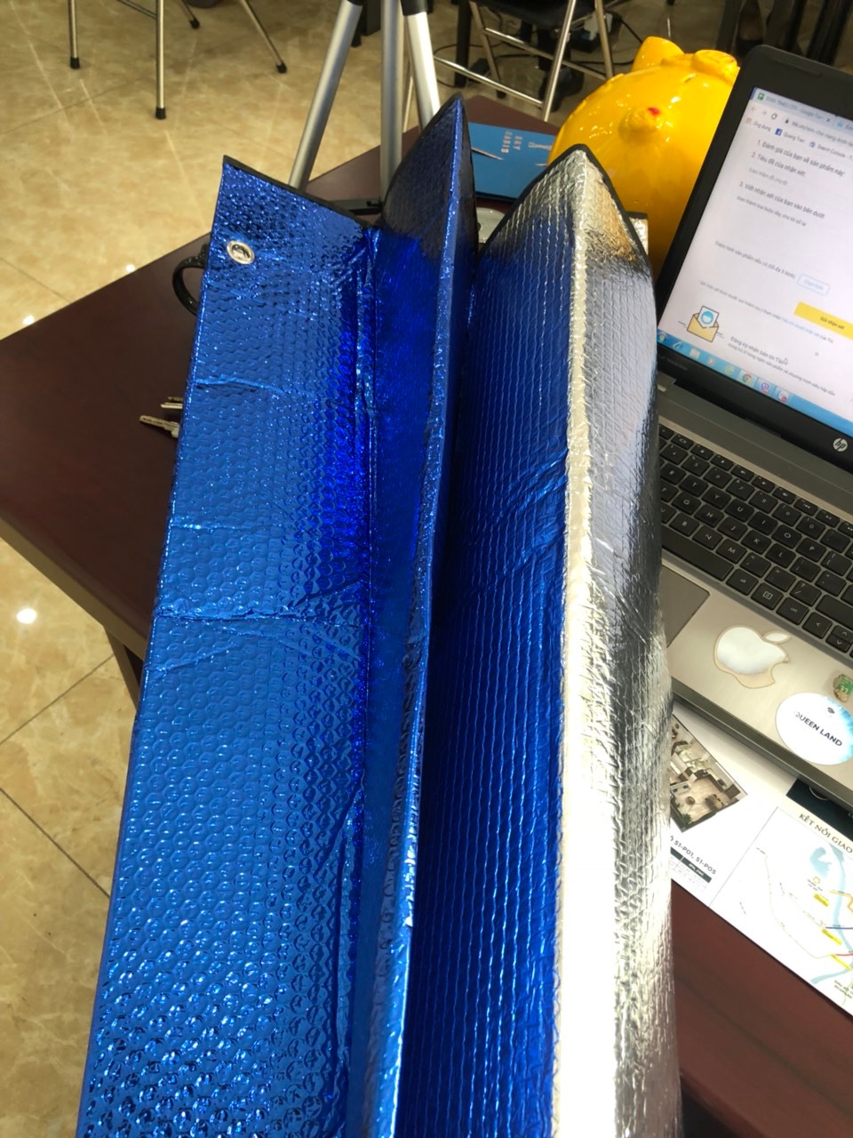 Tôi đặt loại che nắng khác lại giao 1 laoij khác rẻ tiền hơn. Treo đầu dê bán thịt ***!