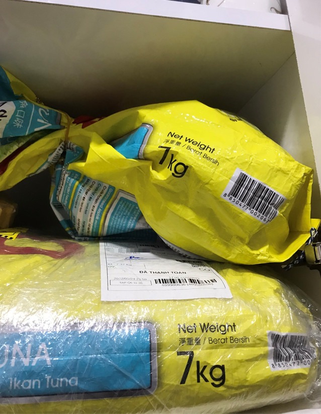 Nhà mình có 7 bé mèo lận, để dự trữ đủ cho các bé ăn trong Tết, mình đã mua 1 lần 2 bao 7kg luôn. Không hiểu sao các bé ăn bị nôn mửa liên tục nhiều lần. Các bé đã ăn hết nửa bao mình cho ngưng luôn không dám cho ăn tiếp, giờ còn 1 bao nguyên seal mình để đó đợi hết Tết vào Tiki đổi giúp mình hiệu khác hoặc hoàn tiền lại bao mới còn lại giúp mình.