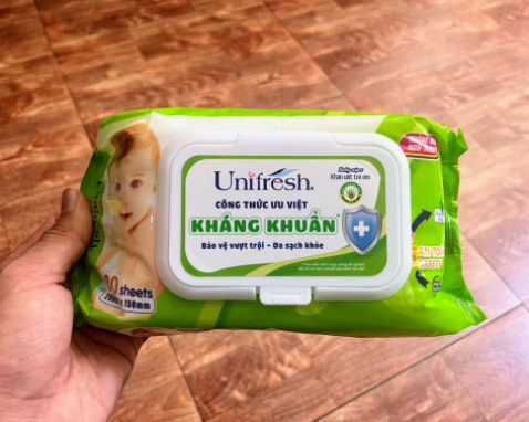 Mua ngay đợt Tiki giảm giá một lốc 6 túi Khăn ướt như vầy thì còn cần chừ gì mà không mua… Túi Khăn ướt dành cho Trẻ em nên chất khăn và dung dịch bên trong phải lành tính cho da rồi… Sẽ ủng hộ tiếp khi dùng hết đợt này.