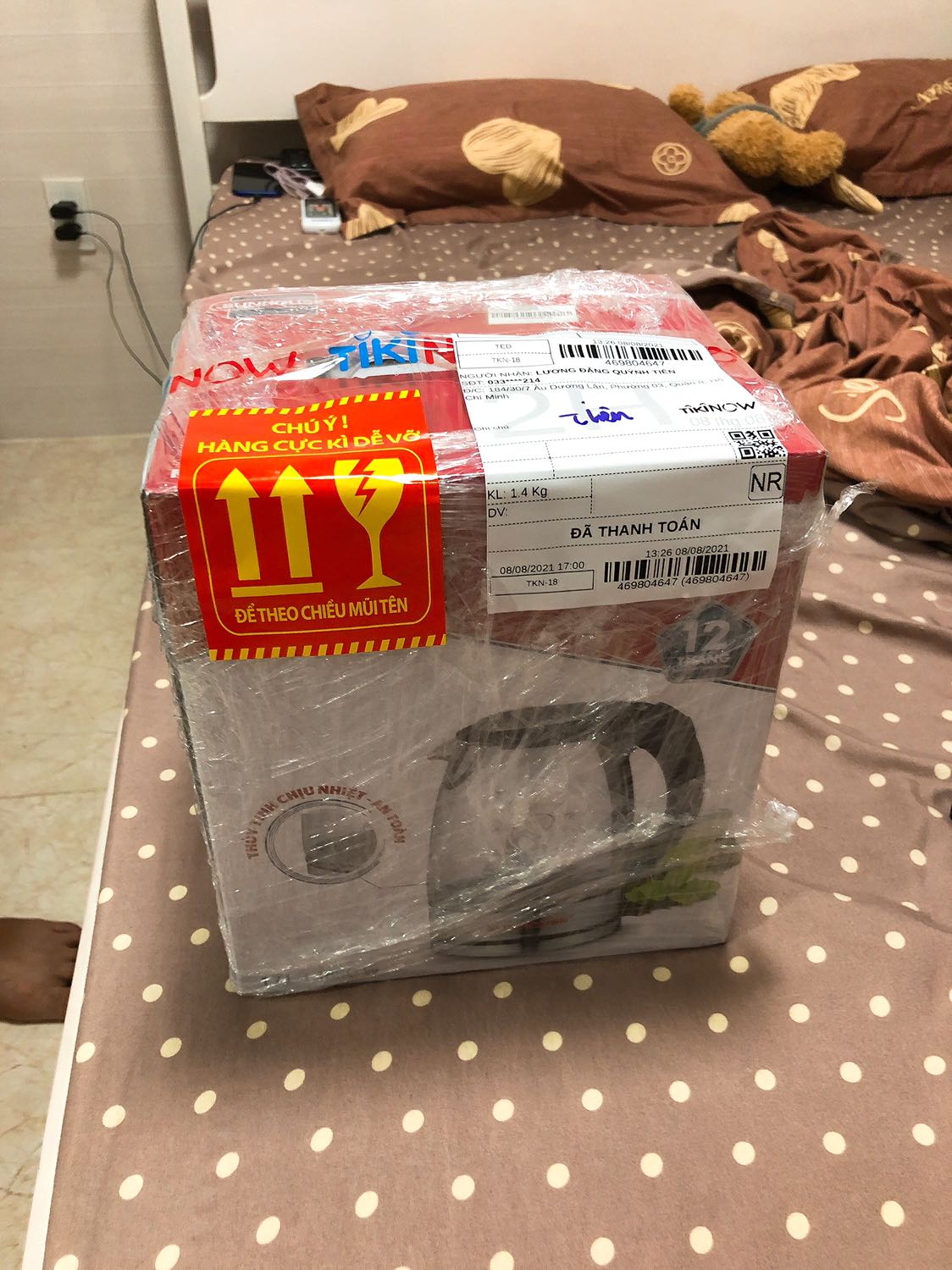 Ấm thiết kế rất đẹp, có chia mức nước, khi đun có đèn xanh và khi sôi tự động tắt. Nấu nước tốc độ ánh sáng, rất ưng!