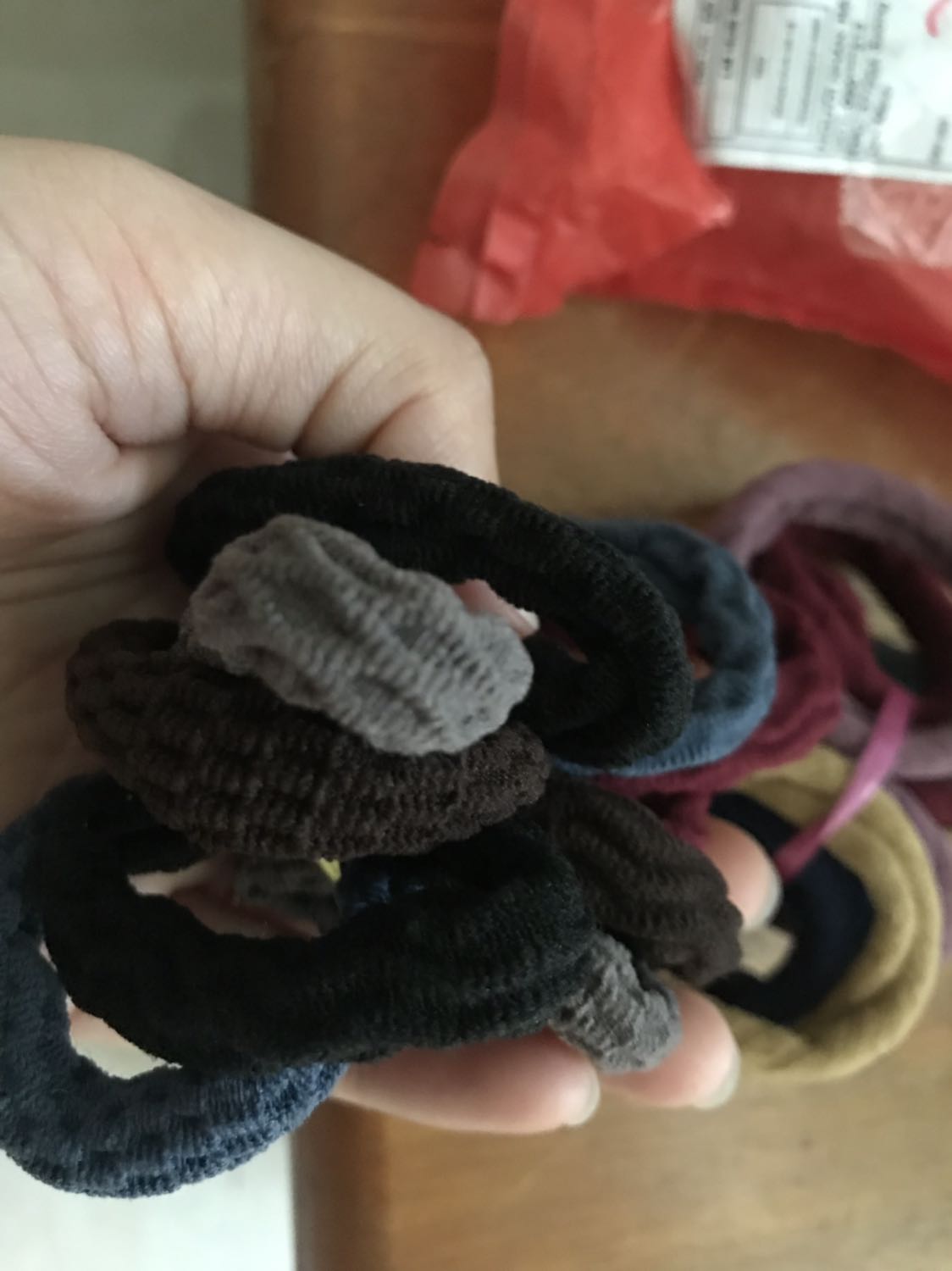 Hàng không giống hình, lần đầu mua 1 set Ok, lần 2 mua 2 set thì 1 set giống hình, 1 set kiểu khác chất lượng k như set 1. Hơi thất vọng, thà shop giao trễ xíu cũng dc nhưng phải đúng ý khách hàng, mấy cọng thun k đáng bao nhiêu nhưng hơi mất uy tín.