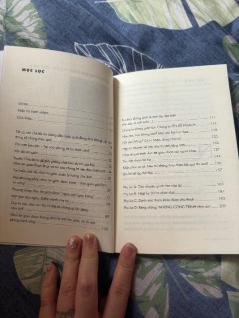 Do muốn tìm hiểu về NAGĐ nên mình mua cuốn sách này, lúc mua cũng mơ hồ vì thấy ít đánh giá quá nên ko rõ nội dung.
Về cơ bản khi đọc sơ qua mình thấy nội dung khá dông dài, giống như kể chuyện hơn là hướng dẫn về phương pháp, phải đọc hết và tự đúc kết ra ý chính (chưa chắc là hiệu quà)..
Voi hy vọng sẽ có một số công thức nhất định về phương pháp nagd thì mình khá thất vọng về quyển sách này, m gửi một số nd cho bạn nào muốn tham khảo và quyết định xem có nên mua hay ko.