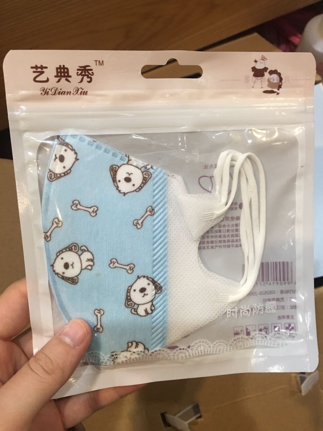 Địu chắc chắn, màu sắc trung tính, chất liệu bằng vải kaki dày dặn, mềm mại. Có mũ trùm che cho bé được nhét gọn phía trong địu.