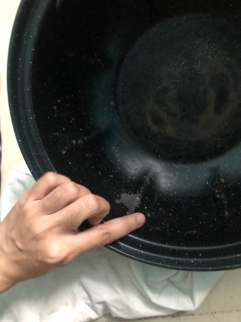 Mình mua về nấu cháo được đúng một lần rửa lại ngay sau đó, chỉ dùng đúng một lần và liên hệ Tiki giải quyết phải cần clip mở hàng. Thật sự lần đầu mua hàng trên đây gặp tình trạng như thế này, hàng kém chất lượng bong tróc hết lớp sơn chống dính, rỉ sét chất liệu kém chất lượng gây hại sức khoẻ. Rất không nên mua, đã muốn mua hàng online để nhanh chóng mà cách giải quyết chậm chạp yêu cầu đủ thứ mình đã quay clip sau ngày đó mà lại bảo không đầy đủ thiếu clip mở hàng. Vậy cho hỏi shop có clip đóng gói sản phẩm trước khi giao không?