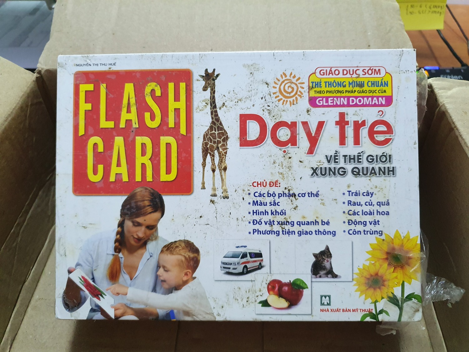 Hộp và nilong bọc ngoài quá bẩn. Mình nhận được mà hoảng quá luôn. Phải lau sạch mới dám mở ra. Bìa cũng khá cứng cáp. Tuy nhiên hình sản phẩm đăng bán là bản tiếng anh, còn sản phẩm mình nhận được là tiếng việt.