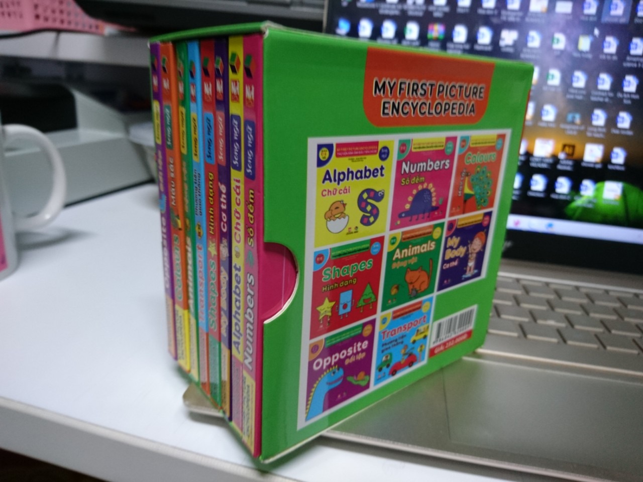 Bộ 8 quyển có hộp đựng gọn gàng, tiện lợi. Sách trang dày, cứng cáp, hình ảnh đẹp rõ ràng. Có quyển Animal bị trùng 2 trang hình lặp lại.