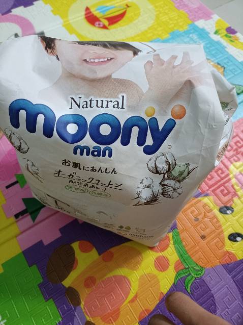 Dòng cao cấp, bé nhà mình dùng siêu êm, dùng đêm 12 tiếng không bị tràn mặc dù bé nhà mình tè nhiều. Nên dùng đêm, ban ngày dùng hơi đau ví. 
Bỉm mềm, thấm hút tốt, dùng ban ngày hơi dày, chuẩn size, bé mình 9kg đùi ếch dùng size L thấy ổn, vừa xinh
shop giao nhanh