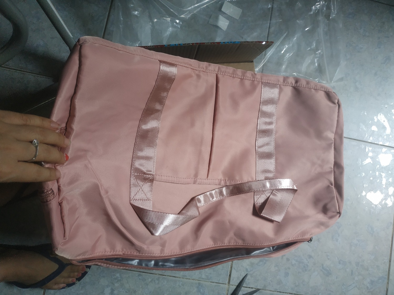 Hàng giao cực nhanh, shipper vui vẻ. Túi xách rộng rãi có nhiều ngăn, rất dễ thương.Gói hàng kỹ. Các bạn nên mua. Sẽ ủng hộ.