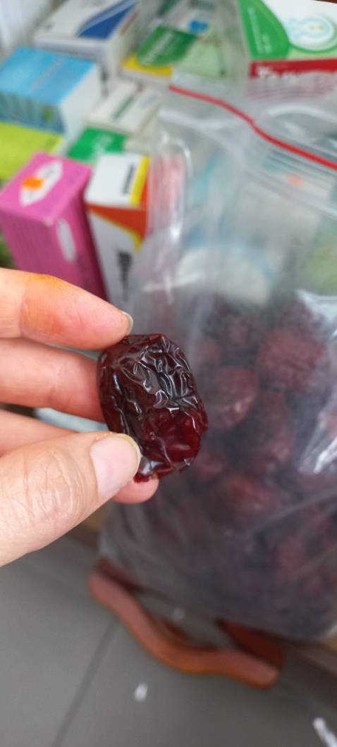 Tạm đc, nghe mùi như có vị thuốc bắc, có lẽ để lâu, trái hơi ẩm, nhìn ngoài bọc thấy rõ, có trái bị đến lốm đốm. Nói chung là cũ. Ko ngon bằng Tân Cương loại mình mua combo 2 gói và Hà Quốc. Nên cân nhắc nếu muốn mua nhé