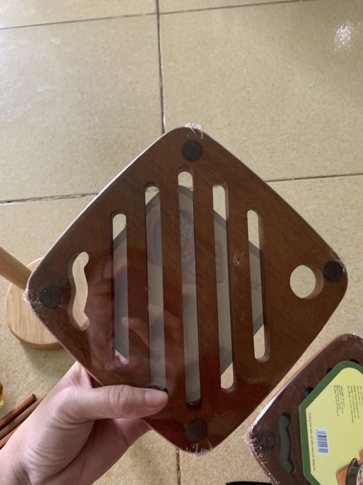 Đũa dài, vì mình ăn cơm bằng đũa inox nên phải mua cặp đũa này để xào nấu chiên đồ ăn bằng đũa gỗ, đũa dài 42cm cầm chắc tay lắm nha.